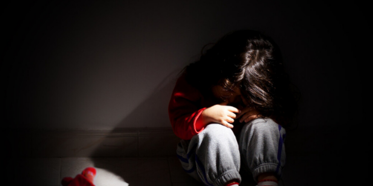 Menina de seis anos é resgatada em Sorocaba após ser mantida em cárcere privado pelos próprios pais. Criança vivia isolada, sem escola, sem cuidados médicos e em condições precárias. Pais foram presos.