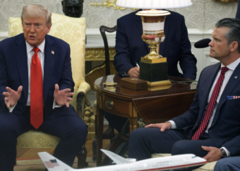 Donald Trump ameaçou derrubar aviões da Venezuela após o Pentágono acusar Caracas de voar perto de um navio militar dos EUA. Um vídeo divulgado sobre ataque a barco venezuelano é questionado pelo governo de Nicolás Maduro.