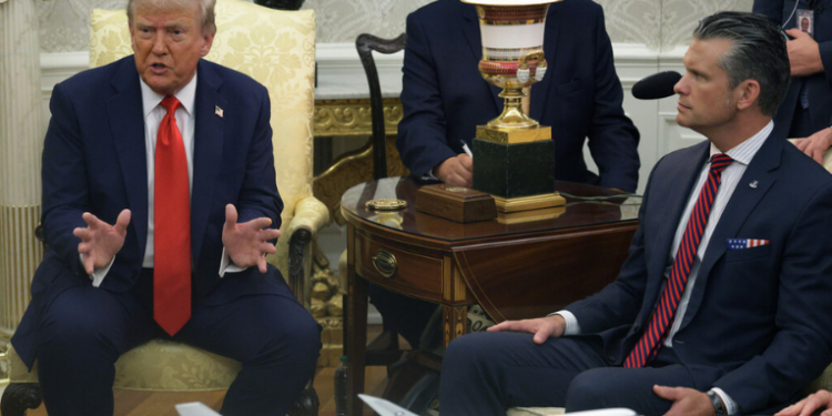 Donald Trump ameaçou derrubar aviões da Venezuela após o Pentágono acusar Caracas de voar perto de um navio militar dos EUA. Um vídeo divulgado sobre ataque a barco venezuelano é questionado pelo governo de Nicolás Maduro.