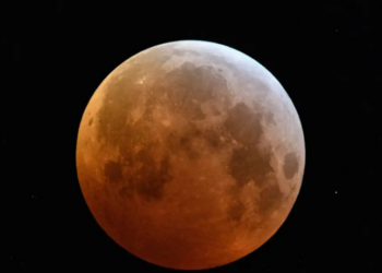 Neste domingo (7), acontece um eclipse lunar total com a impressionante Lua de Sangue. Embora não visível do Brasil, o fenômeno será transmitido ao vivo pelo Observatório Nacional.