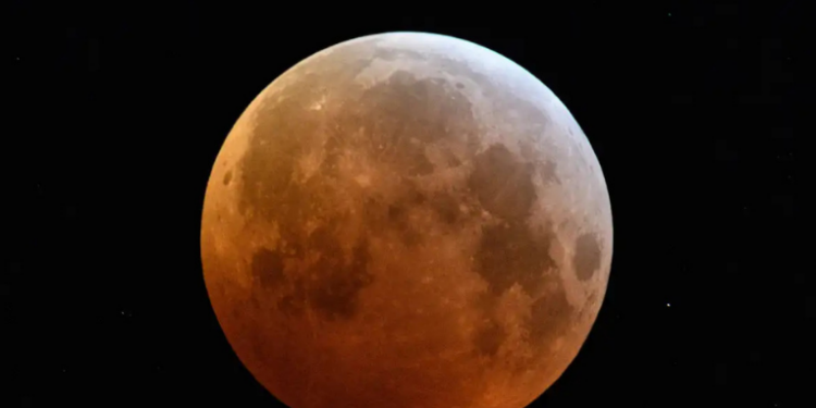Neste domingo (7), acontece um eclipse lunar total com a impressionante Lua de Sangue. Embora não visível do Brasil, o fenômeno será transmitido ao vivo pelo Observatório Nacional.