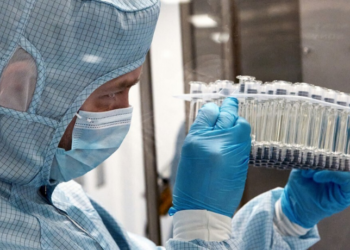 A vacina contra o câncer EnteroMix, desenvolvida para ser personalizada para cada paciente, está pronta para iniciar testes clínicos na Rússia. Resultados mostram redução tumoral de até 80% e aumento da sobrevida.