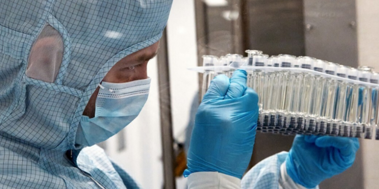 A vacina contra o câncer EnteroMix, desenvolvida para ser personalizada para cada paciente, está pronta para iniciar testes clínicos na Rússia. Resultados mostram redução tumoral de até 80% e aumento da sobrevida.