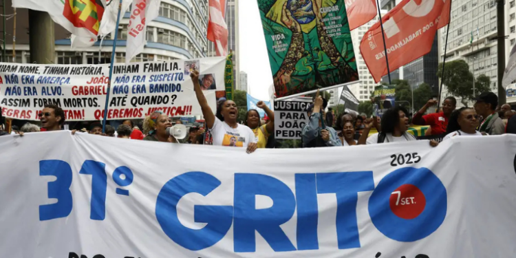 No Rio de Janeiro, Grito dos Excluídos reuniu sindicatos, movimentos sociais e familiares de vítimas para protestar contra violência policial, defender direitos trabalhistas e cobrar justiça no 7 de Setembro, ao lado do desfile cívico-militar.