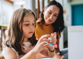 Nova pesquisa revela que medicamentos experimentais conseguiram reverter sintomas do autismo em testes com camundongos, ao agir sobre uma região específica do cérebro. Estudo foi publicado na revista Science Advances.