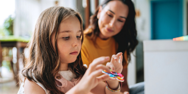 Nova pesquisa revela que medicamentos experimentais conseguiram reverter sintomas do autismo em testes com camundongos, ao agir sobre uma região específica do cérebro. Estudo foi publicado na revista Science Advances.