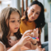 Nova pesquisa revela que medicamentos experimentais conseguiram reverter sintomas do autismo em testes com camundongos, ao agir sobre uma região específica do cérebro. Estudo foi publicado na revista Science Advances.