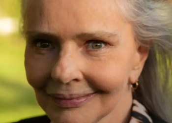 Morre aos 75 anos a cantora Angela Ro Ro, uma das grandes vozes da MPB. Internada desde junho com infecção pulmonar, a artista faleceu no Rio de Janeiro. Veja sua trajetória.
