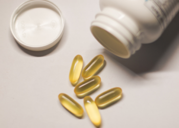 Anvisa proíbe a comercialização de 32 suplementos da Ervas Brasillis após identificar fabricação em local sem licença sanitária e em condições insalubres. Veja a lista completa dos produtos.
