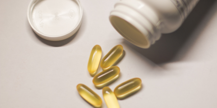 Anvisa proíbe a comercialização de 32 suplementos da Ervas Brasillis após identificar fabricação em local sem licença sanitária e em condições insalubres. Veja a lista completa dos produtos.