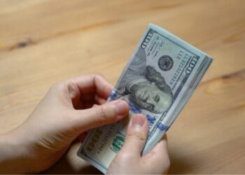 O dólar registrou sua terceira queda consecutiva nesta sexta (5), acumulando baixa de 1,4% na semana, com investidores atentos ao cenário de juros nos EUA.