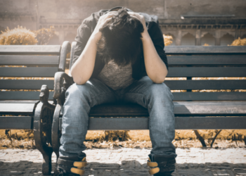 Sociedade Brasileira de Pediatria alerta para crise de saúde mental entre jovens: cinco hospitalizações por autoagressão ocorrem diariamente e mil suicídios por ano são registrados.