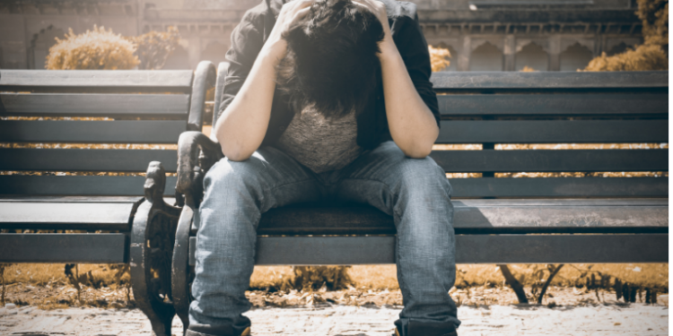 Sociedade Brasileira de Pediatria alerta para crise de saúde mental entre jovens: cinco hospitalizações por autoagressão ocorrem diariamente e mil suicídios por ano são registrados.