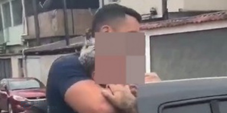 Adolescente ligado ao rapper Oruam é apreendido novamente no Complexo da Penha, no Rio. Investigado por roubos, tráfico e agressão, ele descumpriu medidas socioeducativas e voltou a ser detido.
