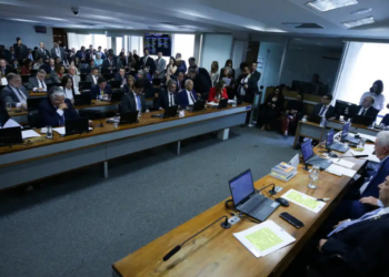 A CCJ do Senado rejeitou por 27 votos a 0 a PEC da Blindagem, conhecida como “PEC da Bandidagem”. O texto, aprovado na Câmara, buscava restringir investigações contra deputados e senadores.