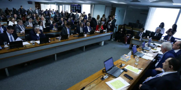 A CCJ do Senado rejeitou por 27 votos a 0 a PEC da Blindagem, conhecida como “PEC da Bandidagem”. O texto, aprovado na Câmara, buscava restringir investigações contra deputados e senadores.