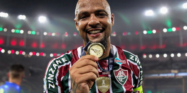 A Câmara Municipal do Rio aprovou a concessão do título de Cidadão Honorário ao ex-jogador Felipe Melo, ídolo do Fluminense e campeão da Libertadores, em reconhecimento à sua trajetória no futebol.