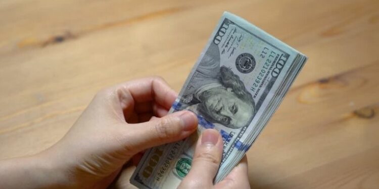 O dólar registrou sua terceira queda consecutiva nesta sexta (5), acumulando baixa de 1,4% na semana, com investidores atentos ao cenário de juros nos EUA.