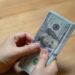 O dólar registrou sua terceira queda consecutiva nesta sexta (5), acumulando baixa de 1,4% na semana, com investidores atentos ao cenário de juros nos EUA.