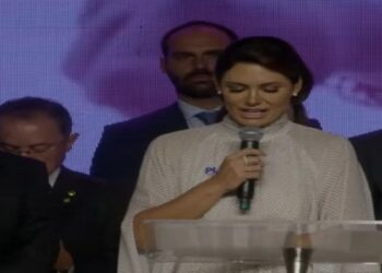 Em sua primeira entrevista após a condenação do marido, Michelle Bolsonaro (PL) diz que pode concorrer em 2026 para Presidência ou Senado, critica STF e governo Lula, e destaca foco na família.