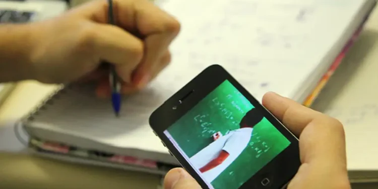 Brasil registra 10,2 milhões de matrículas no ensino superior em 2024, com destaque para a expansão da educação a distância e aumento de 30,5% em dez anos, aponta Censo do Inep.