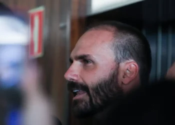 PL oficializa Eduardo Bolsonaro como líder da Minoria na Câmara para evitar risco de cassação
