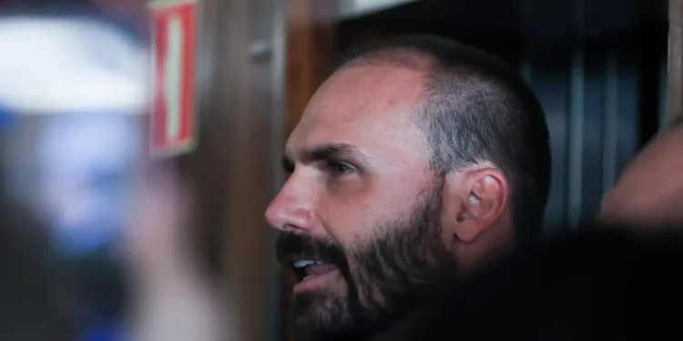 PL oficializa Eduardo Bolsonaro como líder da Minoria na Câmara para evitar risco de cassação