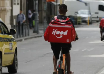 Nova norma no Rio define regras para entregas por aplicativos e autônomos em condomínios.