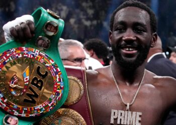 O campeão mundial de boxe Terence Crawford foi abordado por policiais de Omaha sob a mira de armas durante uma blitz por direção imprudente, horas após desfile de comemoração de sua vitória sobre Canelo Álvarez. Uma investigação interna foi anunciada pelo chefe de polícia.