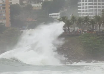 Marinha emite alerta de ressaca para o Rio de Janeiro com ondas de até 3 metros. Prefeitura fecha Ciclovia Tim Maia e orienta população a evitar orla e atividades no mar.