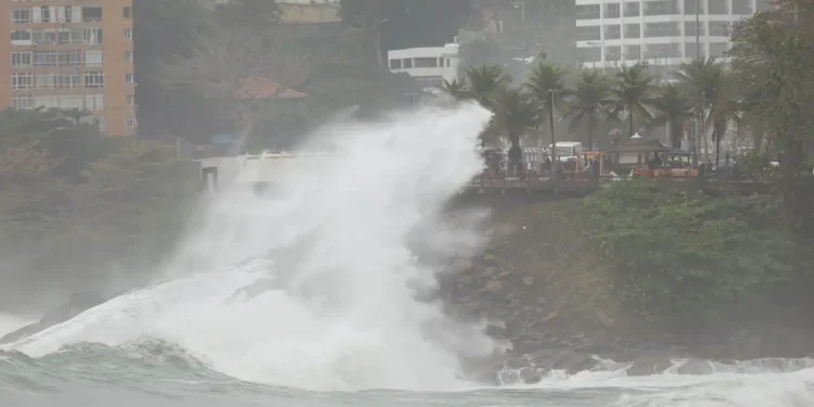 Marinha emite alerta de ressaca para o Rio de Janeiro com ondas de até 3 metros. Prefeitura fecha Ciclovia Tim Maia e orienta população a evitar orla e atividades no mar.