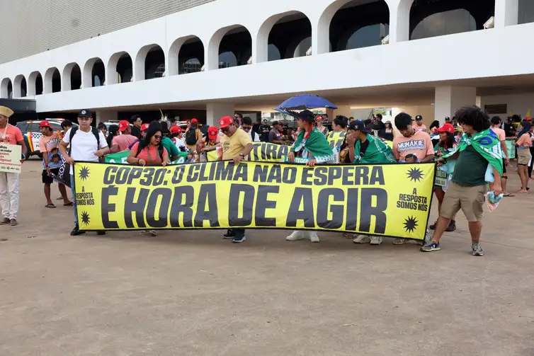 Brasília (DF), 13/10/2025 - Passeata indígena em defesa da demarcação de terras. Foto: Valter Campanato/Agência Brasil