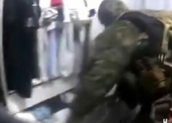 Câmera corporal flagra policiais do Bope furtando objetos em casa no Complexo do Alemão. Caso está na Justiça Militar e oito agentes foram afastados.