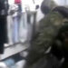 Câmera corporal flagra policiais do Bope furtando objetos em casa no Complexo do Alemão. Caso está na Justiça Militar e oito agentes foram afastados.
