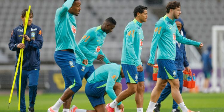 Carlo Ancelotti comanda primeiro treino da Seleção Brasileira na Coreia. Bento assume protagonismo no gol após corte de Ederson.