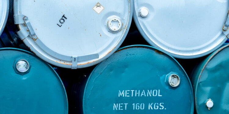 Cientistas da Universidade Estadual da Paraíba criam tecnologia que identifica metanol em bebidas alcoólicas em poucos minutos, sem abrir a embalagem. Solução promete revolucionar o controle de qualidade no Brasil.