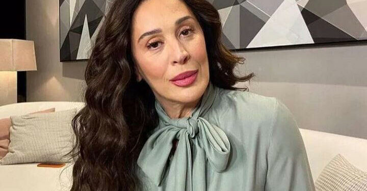 Claudia Raia fratura o tornozelo durante espetáculo em Goiânia e cancela apresentações no Rio e na Paraíba. Atriz lamenta acidente e agradece o apoio dos fãs.