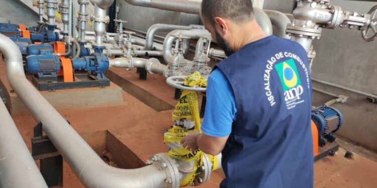 Sob pressão de sonegador, ANP cede e libera parcialmente operações da Refit em decisão controversa