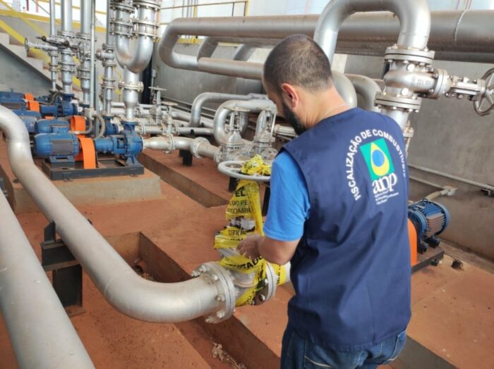 Sob pressão de sonegador, ANP cede e libera parcialmente operações da Refit em decisão controversa