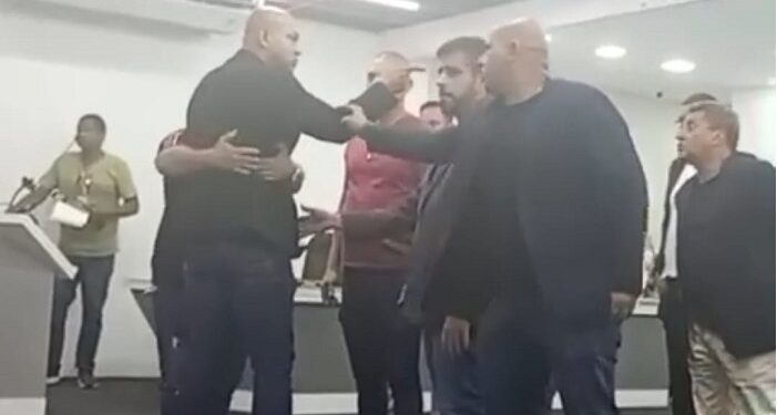 Sessão na Câmara de Mesquita pega fogo com bate-boca e ameaças entre vereadores