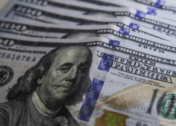 O Ibovespa fechou aos 148.780 pontos, registrando a sétima alta consecutiva, enquanto o dólar subiu a R$ 5,38. Investidores monitoram indicadores do mercado de trabalho e decisões do Fed.