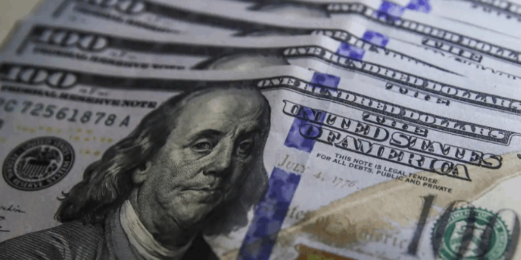 O Ibovespa fechou aos 148.780 pontos, registrando a sétima alta consecutiva, enquanto o dólar subiu a R$ 5,38. Investidores monitoram indicadores do mercado de trabalho e decisões do Fed.