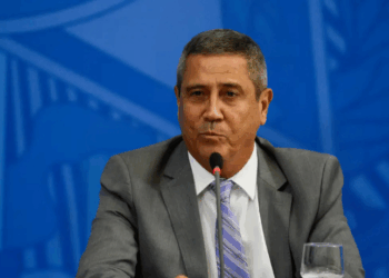 A defesa do general Walter Braga Netto apresentou embargos de declaração ao STF, contestando condenação de 26 anos por tentativa de golpe, alegando cerceamento de defesa, nulidade de provas e erros na dosimetria da pena.