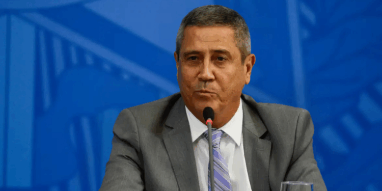 A defesa do general Walter Braga Netto apresentou embargos de declaração ao STF, contestando condenação de 26 anos por tentativa de golpe, alegando cerceamento de defesa, nulidade de provas e erros na dosimetria da pena.