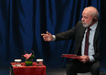 Presidentes Luiz Inácio Lula da Silva e Donald Trump se reuniram na Malásia com equipes ampliadas. Discutiram tarifas e sanções, com negociações em andamento.