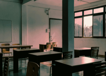 Por causa da operação policial nos complexos do Alemão e da Penha, no Rio de Janeiro, escolas e universidades suspenderam aulas nesta terça-feira (28). O município entrou em estágio 2 de atenção.