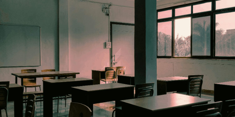 Por causa da operação policial nos complexos do Alemão e da Penha, no Rio de Janeiro, escolas e universidades suspenderam aulas nesta terça-feira (28). O município entrou em estágio 2 de atenção.