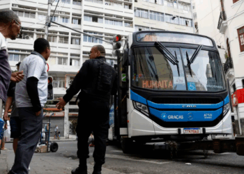 Operação policial no Rio usa mais de 50 ônibus como barricadas e deixa mobilidade urbana comprometida