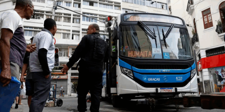 Operação policial no Rio usa mais de 50 ônibus como barricadas e deixa mobilidade urbana comprometida