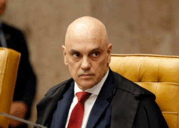 O STF exige que a defesa de Filipe Martins, ex-assessor de Bolsonaro, preste esclarecimentos sobre perda de sinal da tornozeleira eletrônica. Prazo é de cinco dias, sob risco de prisão.